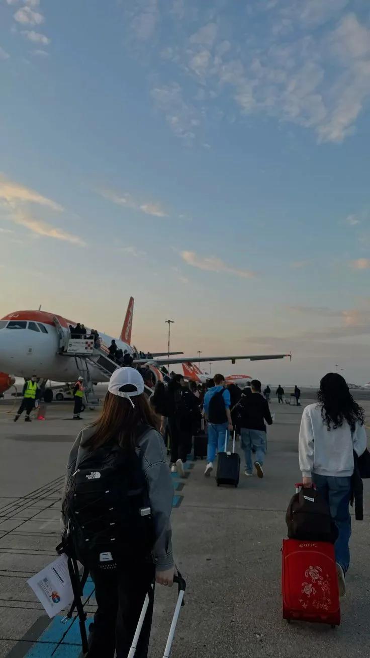 Passageiros caminhando para o avião