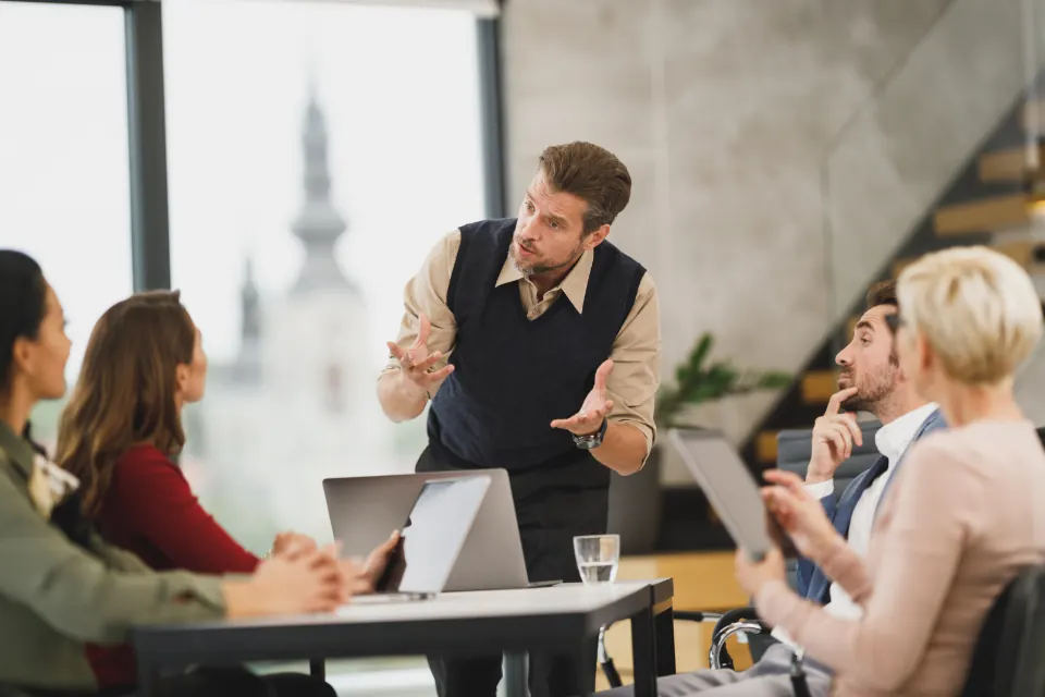 Equipe de empresa em reunião com notebooks