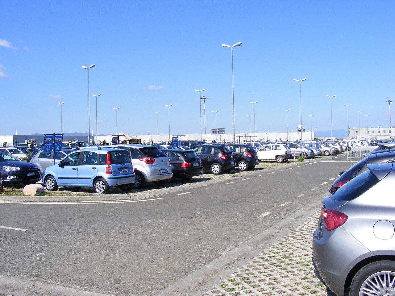 Carros de aluguel estacionados no pátio de um aeroporto