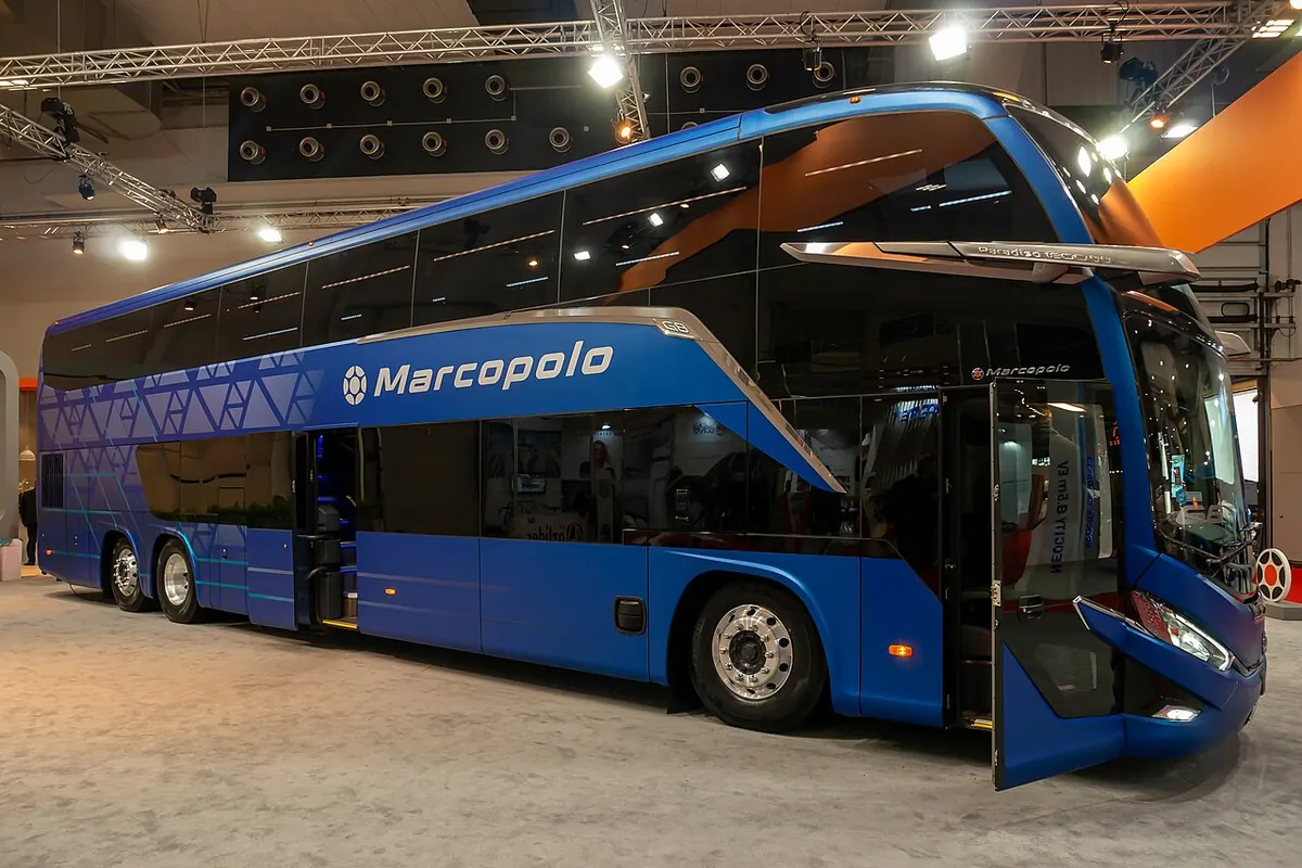 Ônibus rodoviário de dois andares com a porta aberta