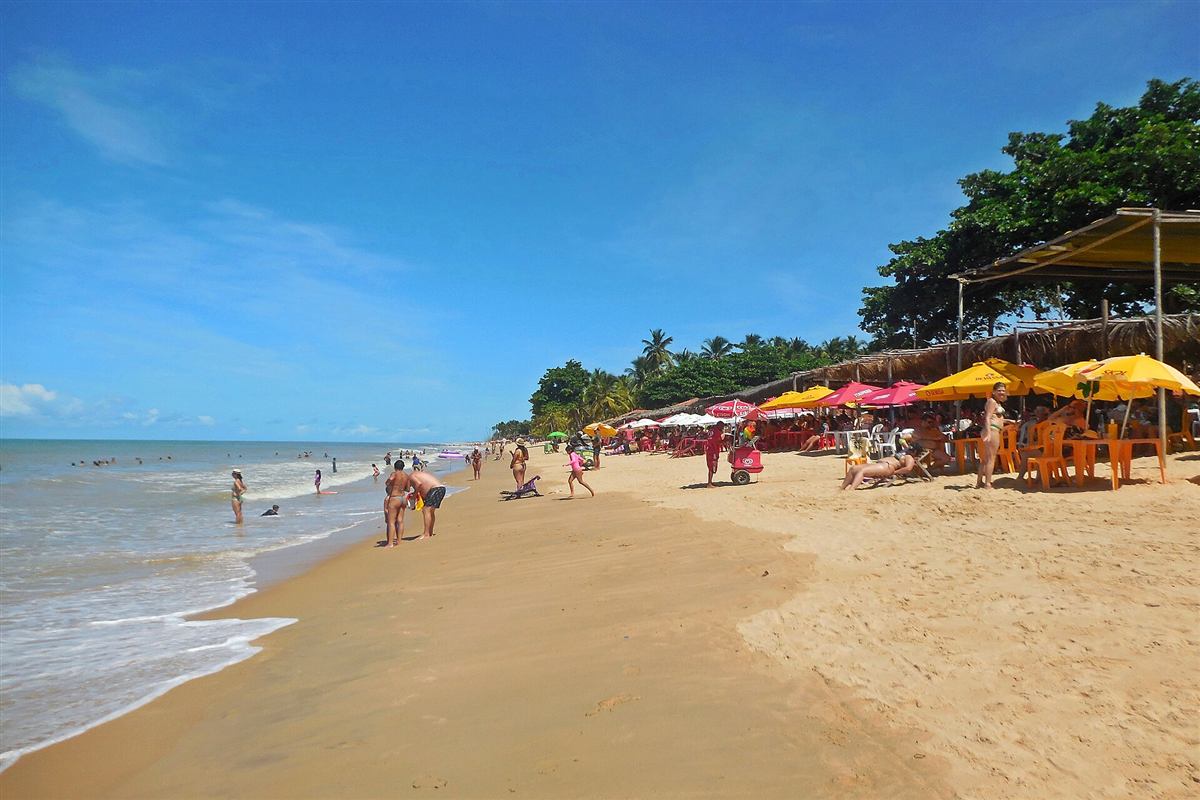 Turistas na praia Novo Prado, na Bahia